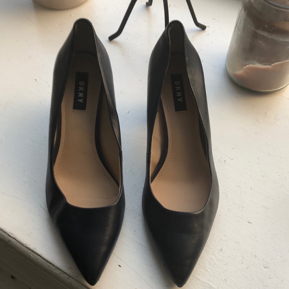 Dkny leather pumps. Navy blue.